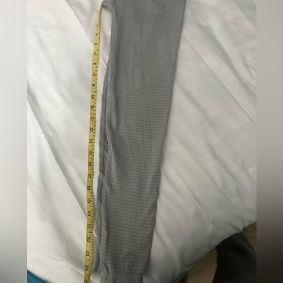 Women's Gymshark Light Gray Seamless Cropped Athletic Leggings Pants sz S - Picture 12 of 12